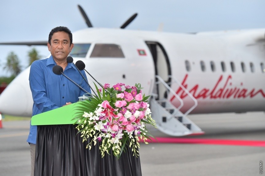 ޖެޓުތައް ޖެއްސޭ ގޮތަށް ގއ. ކޫއްޑޫ އެއާޕޯޓުގެ ރަންވޭ ބޮޑުކޮށް، އިތުރު ހިދުމަތްތައް ދެވޭ ގޮތަށް ތަރައްގީކޮށް، ރަސްމީކޮން އެ އެއާޕޯޓް ހުޅުވުމަށް ބޭއްވި ރަސްމިއްޔާތުގެ ތެރެއިން: ކޫއްޑޫ އެއާޕޯޓު މޯލްޑިވްސްގެ ނަމުގައި އެ އެއާޕޯޓް ހުޅުވައި ދެއްވީ ރައީސުލްޖުމްހޫރިއްޔާ އަބްދުﷲ ޔާމިން އަބްދުލް ގައްޔޫމް----ފޮޓޯ/ ރައީސް އޮފީސް