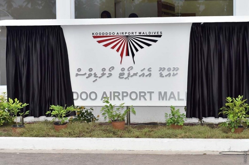 ޖެޓުތައް ޖެއްސޭ ގޮތަށް ގއ. ކޫއްޑޫ އެއާޕޯޓުގެ ރަންވޭ ބޮޑުކޮށް، އިތުރު ހިދުމަތްތައް ދެވޭ ގޮތަށް ތަރައްގީކޮށް، ރަސްމީކޮން އެ އެއާޕޯޓް ހުޅުވުމަށް ބޭއްވި ރަސްމިއްޔާތުގެ ތެރެއިން: ކޫއްޑޫ އެއާޕޯޓު މޯލްޑިވްސްގެ ނަމުގައި އެ އެއާޕޯޓް ހުޅުވައި ދެއްވީ ރައީސުލްޖުމްހޫރިއްޔާ އަބްދުﷲ ޔާމިން އަބްދުލް ގައްޔޫމް----ފޮޓޯ/ ރައީސް އޮފީސް