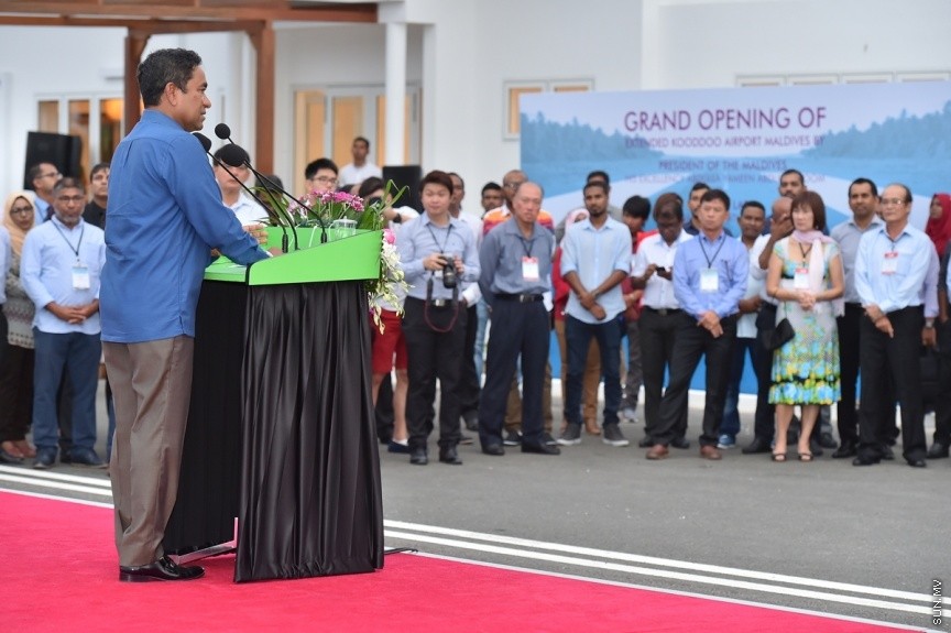 ޖެޓުތައް ޖެއްސޭ ގޮތަށް ގއ. ކޫއްޑޫ އެއާޕޯޓުގެ ރަންވޭ ބޮޑުކޮށް، އިތުރު ހިދުމަތްތައް ދެވޭ ގޮތަށް ތަރައްގީކޮށް، ރަސްމީކޮން އެ އެއާޕޯޓް ހުޅުވުމަށް ބޭއްވި ރަސްމިއްޔާތުގެ ތެރެއިން: ކޫއްޑޫ އެއާޕޯޓު މޯލްޑިވްސްގެ ނަމުގައި އެ އެއާޕޯޓް ހުޅުވައި ދެއްވީ ރައީސުލްޖުމްހޫރިއްޔާ އަބްދުﷲ ޔާމިން އަބްދުލް ގައްޔޫމް----ފޮޓޯ/ ރައީސް އޮފީސް