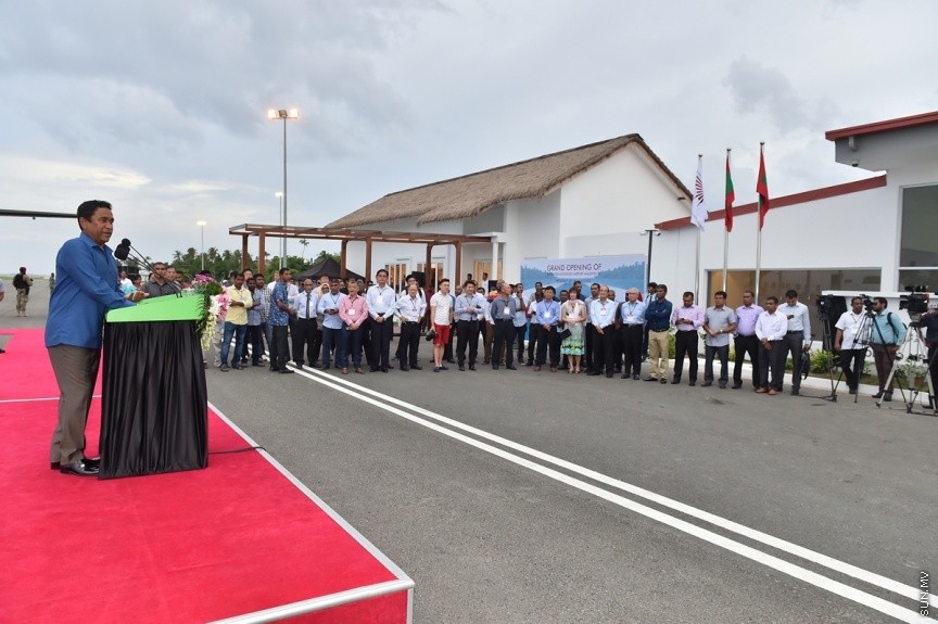 ޖެޓުތައް ޖެއްސޭ ގޮތަށް ގއ. ކޫއްޑޫ އެއާޕޯޓުގެ ރަންވޭ ބޮޑުކޮށް، އިތުރު ހިދުމަތްތައް ދެވޭ ގޮތަށް ތަރައްގީކޮށް، ރަސްމީކޮން އެ އެއާޕޯޓް ހުޅުވުމަށް ބޭއްވި ރަސްމިއްޔާތުގެ ތެރެއިން: ކޫއްޑޫ އެއާޕޯޓު މޯލްޑިވްސްގެ ނަމުގައި އެ އެއާޕޯޓް ހުޅުވައި ދެއްވީ ރައީސުލްޖުމްހޫރިއްޔާ އަބްދުﷲ ޔާމިން އަބްދުލް ގައްޔޫމް----ފޮޓޯ/ ރައީސް އޮފީސް
