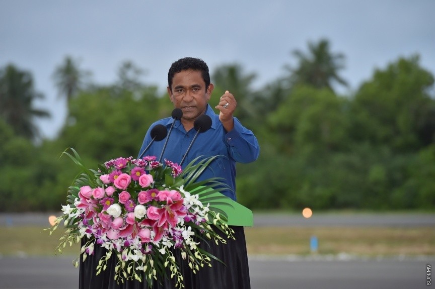 ޖެޓުތައް ޖެއްސޭ ގޮތަށް ގއ. ކޫއްޑޫ އެއާޕޯޓުގެ ރަންވޭ ބޮޑުކޮށް، އިތުރު ހިދުމަތްތައް ދެވޭ ގޮތަށް ތަރައްގީކޮށް، ރަސްމީކޮން އެ އެއާޕޯޓް ހުޅުވުމަށް ބޭއްވި ރަސްމިއްޔާތުގެ ތެރެއިން: ކޫއްޑޫ އެއާޕޯޓު މޯލްޑިވްސްގެ ނަމުގައި އެ އެއާޕޯޓް ހުޅުވައި ދެއްވީ ރައީސުލްޖުމްހޫރިއްޔާ އަބްދުﷲ ޔާމިން އަބްދުލް ގައްޔޫމް----ފޮޓޯ/ ރައީސް އޮފީސް