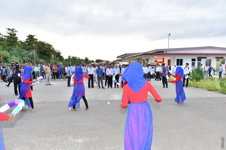ޖެޓުތައް ޖެއްސޭ ގޮތަށް ގއ. ކޫއްޑޫ އެއާޕޯޓުގެ ރަންވޭ ބޮޑުކޮށް، އިތުރު ހިދުމަތްތައް ދެވޭ ގޮތަށް ތަރައްގީކޮށް، ރަސްމީކޮން އެ އެއާޕޯޓް ހުޅުވުމަށް ބޭއްވި ރަސްމިއްޔާތުގެ ތެރެއިން: ކޫއްޑޫ އެއާޕޯޓު މޯލްޑިވްސްގެ ނަމުގައި އެ އެއާޕޯޓް ހުޅުވައި ދެއްވީ ރައީސުލްޖުމްހޫރިއްޔާ އަބްދުﷲ ޔާމިން އަބްދުލް ގައްޔޫމް----ފޮޓޯ/ ރައީސް އޮފީސް