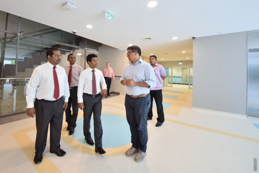 ސެޕްޓެމްބަރ 28، 2017: ހުޅުމާލޭ ޓްރީޓޮޕް ހޮސްޕިޓަލުގެ އެންމެ ފަހުގެ މަސައްކަތްތައް ހިނގަމުންދާގޮތް ހެލްތު މިނިސްޓަރު އަބްދުﷲ ނާޒިމް އިބްރާހިމް ބައްލަވައިލެއްވުން --- ސަން ފޮޓޯ/ ފަޔާޒު މޫސާ