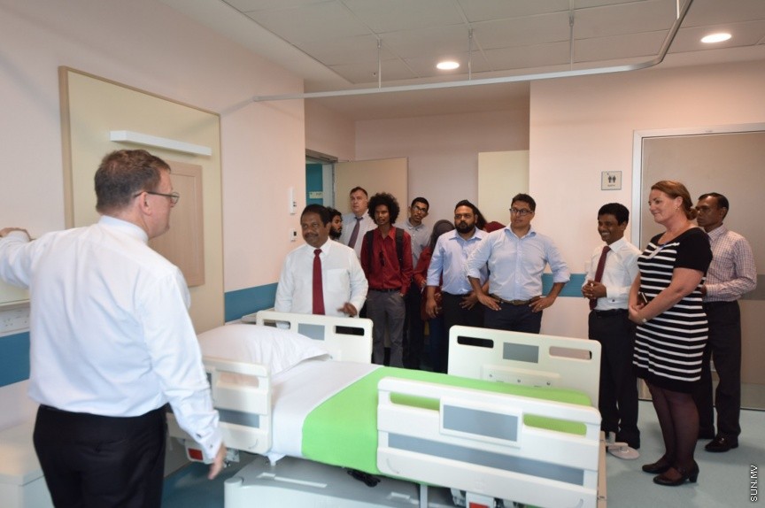 ސެޕްޓެމްބަރ 28، 2017: ހުޅުމާލޭ ޓްރީޓޮޕް ހޮސްޕިޓަލުގެ އެންމެ ފަހުގެ މަސައްކަތްތައް ހިނގަމުންދާގޮތް ހެލްތު މިނިސްޓަރު އަބްދުﷲ ނާޒިމް އިބްރާހިމް ބައްލަވައިލެއްވުން --- ސަން ފޮޓޯ/ ފަޔާޒު މޫސާ
