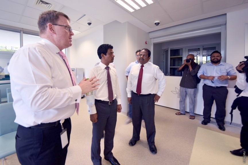 ސެޕްޓެމްބަރ 28، 2017: ހުޅުމާލޭ ޓްރީޓޮޕް ހޮސްޕިޓަލުގެ އެންމެ ފަހުގެ މަސައްކަތްތައް ހިނގަމުންދާގޮތް ހެލްތު މިނިސްޓަރު އަބްދުﷲ ނާޒިމް އިބްރާހިމް ބައްލަވައިލެއްވުން --- ސަން ފޮޓޯ/ ފަޔާޒު މޫސާ