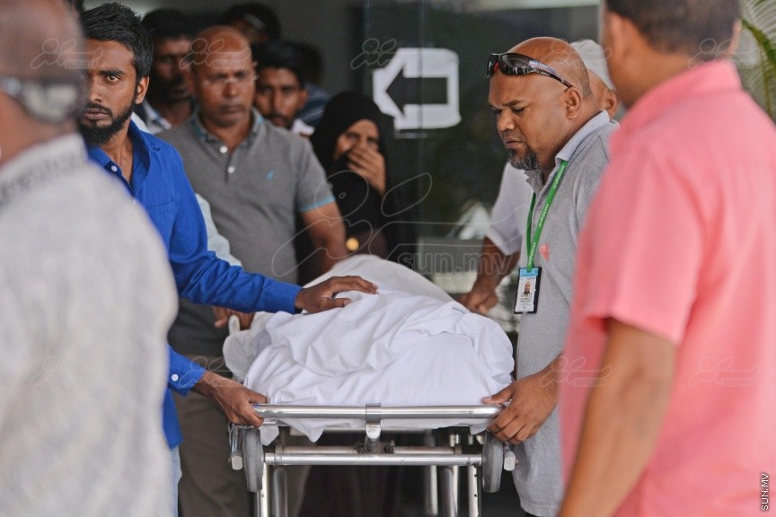 ސެޕްޓެމްބަރު 28ވަނަ ދުވަހުގެ ރޭ ހުޅުމާލޭގައި ކުއްލިގޮތަކަށް މަރުވި ދެ ޒުވާނުން ކަމަށްވާ ތިމަރަފުށީ، ފެހުނު، އަހުމަދު ހާމީން، 21، އަދި ދަފްތަރު ފާތުމަތު ސަމާ، 18، ސެޕްޓެމްބަރު 29 ވަނަ ދުވަހު ވަޅުލުން: ފުލުހުން ވަނީ 4 މީހަކު ހައްޔަރު ކޮއްފައި -- ސަން ފޮޓޯ/ ފަޔާޒު މޫސާ