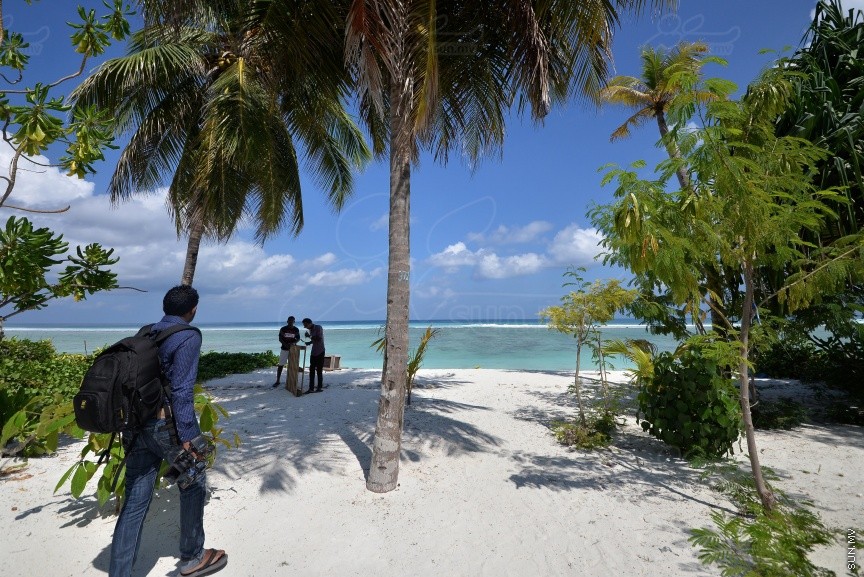 ސެޕްޓެމްބަރު 28ވަނަ ދުވަހުގެ ރޭ ހުޅުމާލޭގައި ކުއްލިގޮތަކަށް މަރުވި ދެ ޒުވާނުން ކަމަށްވާ ތިމަރަފުށީ، ފެހުނު، އަހުމަދު ހާމީން، 21، އަދި ދަފްތަރު ފާތުމަތު ސަމާ، 18، ސެޕްޓެމްބަރު 29 ވަނަ ދުވަހު ވަޅުލުން: ފުލުހުން ވަނީ 4 މީހަކު ހައްޔަރު ކޮއްފައި -- ސަން ފޮޓޯ/ ފަޔާޒު މޫސާ