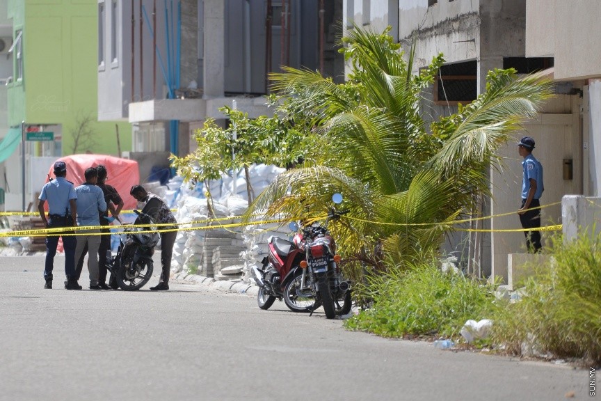 ސެޕްޓެމްބަރު 28ވަނަ ދުވަހުގެ ރޭ ހުޅުމާލޭގައި ކުއްލިގޮތަކަށް މަރުވި ދެ ޒުވާނުން ކަމަށްވާ ތިމަރަފުށީ، ފެހުނު، އަހުމަދު ހާމީން، 21، އަދި ދަފްތަރު ފާތުމަތު ސަމާ، 18، ސެޕްޓެމްބަރު 29 ވަނަ ދުވަހު ވަޅުލުން: ފުލުހުން ވަނީ 4 މީހަކު ހައްޔަރު ކޮއްފައި -- ސަން ފޮޓޯ/ ފަޔާޒު މޫސާ