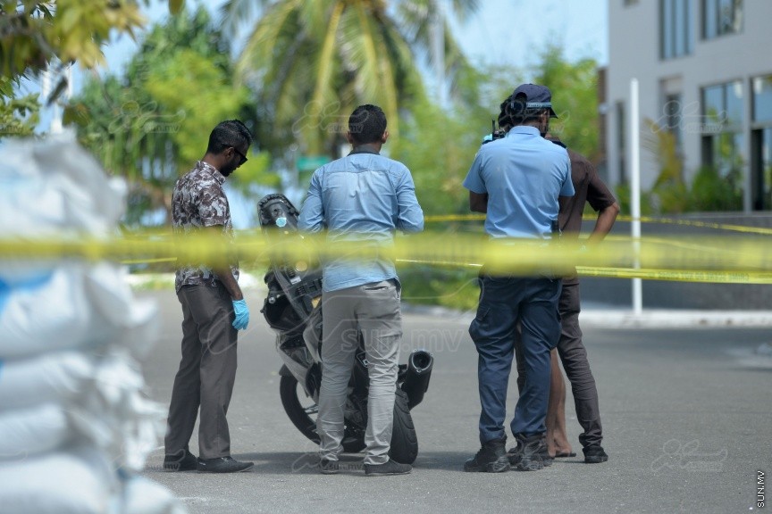 ސެޕްޓެމްބަރު 28ވަނަ ދުވަހުގެ ރޭ ހުޅުމާލޭގައި ކުއްލިގޮތަކަށް މަރުވި ދެ ޒުވާނުން ކަމަށްވާ ތިމަރަފުށީ، ފެހުނު، އަހުމަދު ހާމީން، 21، އަދި ދަފްތަރު ފާތުމަތު ސަމާ، 18، ސެޕްޓެމްބަރު 29 ވަނަ ދުވަހު ވަޅުލުން: ފުލުހުން ވަނީ 4 މީހަކު ހައްޔަރު ކޮއްފައި -- ސަން ފޮޓޯ/ ފަޔާޒު މޫސާ