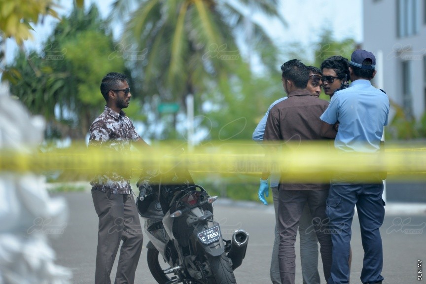 ސެޕްޓެމްބަރު 28ވަނަ ދުވަހުގެ ރޭ ހުޅުމާލޭގައި ކުއްލިގޮތަކަށް މަރުވި ދެ ޒުވާނުން ކަމަށްވާ ތިމަރަފުށީ، ފެހުނު، އަހުމަދު ހާމީން، 21، އަދި ދަފްތަރު ފާތުމަތު ސަމާ، 18، ސެޕްޓެމްބަރު 29 ވަނަ ދުވަހު ވަޅުލުން: ފުލުހުން ވަނީ 4 މީހަކު ހައްޔަރު ކޮއްފައި -- ސަން ފޮޓޯ/ ފަޔާޒު މޫސާ