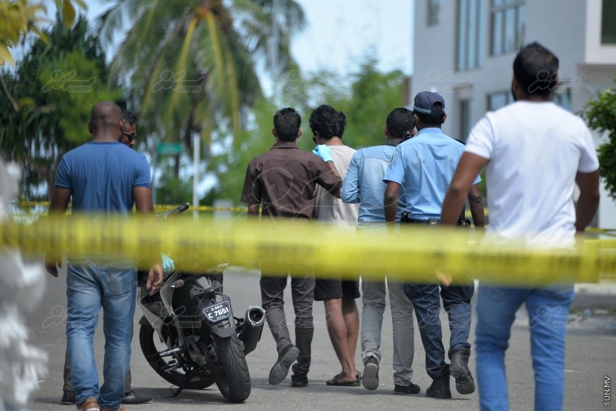 ސެޕްޓެމްބަރު 28ވަނަ ދުވަހުގެ ރޭ ހުޅުމާލޭގައި ކުއްލިގޮތަކަށް މަރުވި ދެ ޒުވާނުން ކަމަށްވާ ތިމަރަފުށީ، ފެހުނު، އަހުމަދު ހާމީން، 21، އަދި ދަފްތަރު ފާތުމަތު ސަމާ، 18، ސެޕްޓެމްބަރު 29 ވަނަ ދުވަހު ވަޅުލުން: ފުލުހުން ވަނީ 4 މީހަކު ހައްޔަރު ކޮއްފައި -- ސަން ފޮޓޯ/ ފަޔާޒު މޫސާ