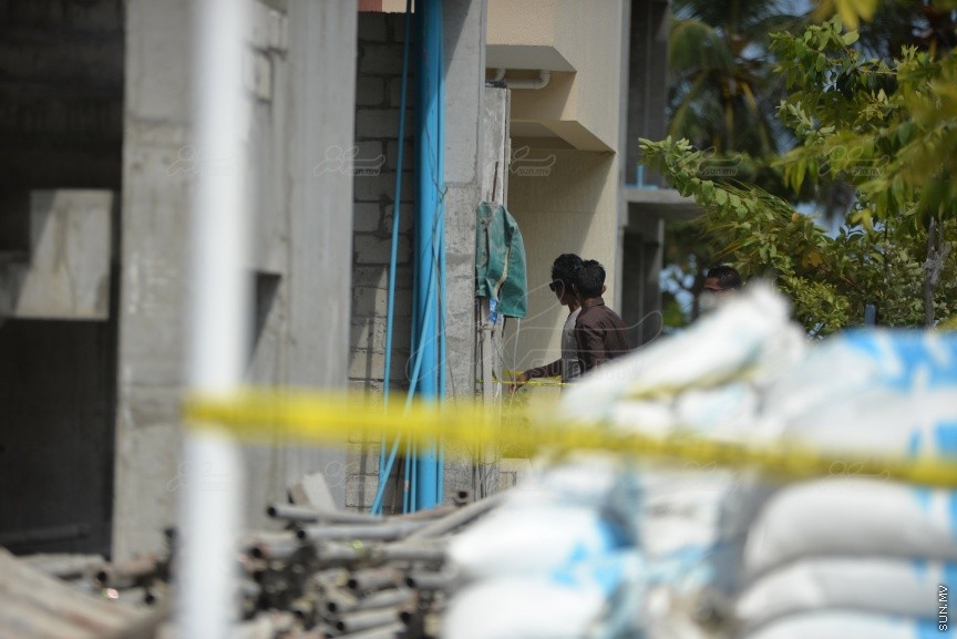 ސެޕްޓެމްބަރު 28ވަނަ ދުވަހުގެ ރޭ ހުޅުމާލޭގައި ކުއްލިގޮތަކަށް މަރުވި ދެ ޒުވާނުން ކަމަށްވާ ތިމަރަފުށީ، ފެހުނު، އަހުމަދު ހާމީން، 21، އަދި ދަފްތަރު ފާތުމަތު ސަމާ، 18، ސެޕްޓެމްބަރު 29 ވަނަ ދުވަހު ވަޅުލުން: ފުލުހުން ވަނީ 4 މީހަކު ހައްޔަރު ކޮއްފައި -- ސަން ފޮޓޯ/ ފަޔާޒު މޫސާ