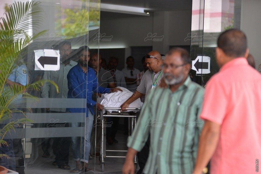 ސެޕްޓެމްބަރު 28ވަނަ ދުވަހުގެ ރޭ ހުޅުމާލޭގައި ކުއްލިގޮތަކަށް މަރުވި ދެ ޒުވާނުން ކަމަށްވާ ތިމަރަފުށީ، ފެހުނު، އަހުމަދު ހާމީން، 21، އަދި ދަފްތަރު ފާތުމަތު ސަމާ، 18، ސެޕްޓެމްބަރު 29 ވަނަ ދުވަހު ވަޅުލުން: ފުލުހުން ވަނީ 4 މީހަކު ހައްޔަރު ކޮއްފައި -- ސަން ފޮޓޯ/ ފަޔާޒު މޫސާ