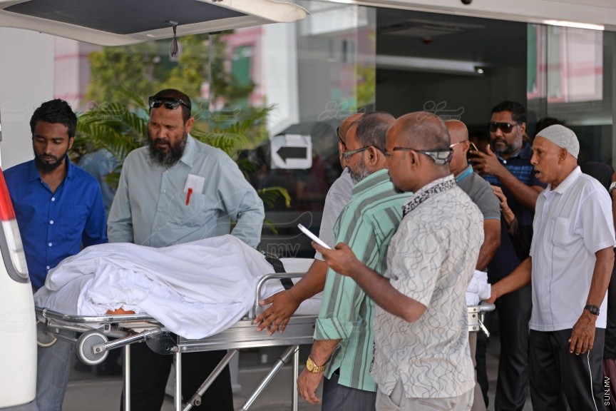 ސެޕްޓެމްބަރު 28ވަނަ ދުވަހުގެ ރޭ ހުޅުމާލޭގައި ކުއްލިގޮތަކަށް މަރުވި ދެ ޒުވާނުން ކަމަށްވާ ތިމަރަފުށީ، ފެހުނު، އަހުމަދު ހާމީން، 21، އަދި ދަފްތަރު ފާތުމަތު ސަމާ، 18، ސެޕްޓެމްބަރު 29 ވަނަ ދުވަހު ވަޅުލުން: ފުލުހުން ވަނީ 4 މީހަކު ހައްޔަރު ކޮއްފައި -- ސަން ފޮޓޯ/ ފަޔާޒު މޫސާ