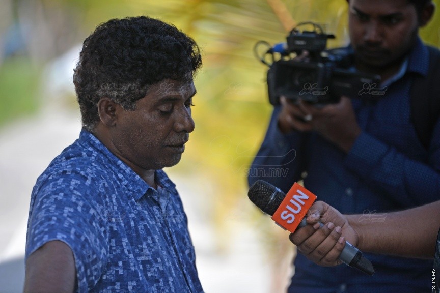 ސެޕްޓެމްބަރު 28ވަނަ ދުވަހުގެ ރޭ ހުޅުމާލޭގައި ކުއްލިގޮތަކަށް މަރުވި ދެ ޒުވާނުން ކަމަށްވާ ތިމަރަފުށީ، ފެހުނު، އަހުމަދު ހާމީން، 21، އަދި ދަފްތަރު ފާތުމަތު ސަމާ، 18، ސެޕްޓެމްބަރު 29 ވަނަ ދުވަހު ވަޅުލުން: ފުލުހުން ވަނީ 4 މީހަކު ހައްޔަރު ކޮއްފައި -- ސަން ފޮޓޯ/ ފަޔާޒު މޫސާ