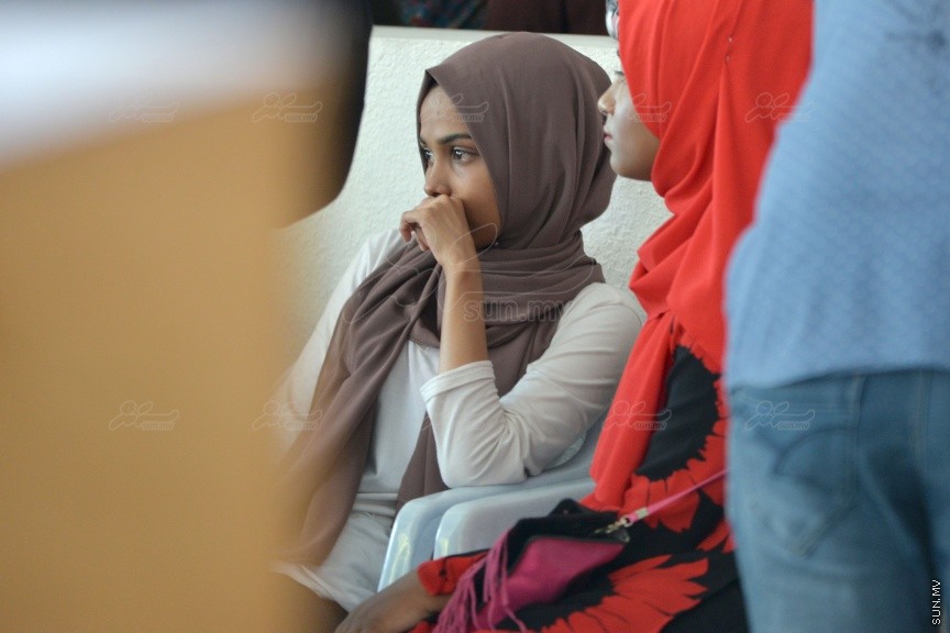 ސެޕްޓެމްބަރު 28ވަނަ ދުވަހުގެ ރޭ ހުޅުމާލޭގައި ކުއްލިގޮތަކަށް މަރުވި ދެ ޒުވާނުން ކަމަށްވާ ތިމަރަފުށީ، ފެހުނު، އަހުމަދު ހާމީން، 21، އަދި ދަފްތަރު ފާތުމަތު ސަމާ، 18، ސެޕްޓެމްބަރު 29 ވަނަ ދުވަހު ވަޅުލުން: ފުލުހުން ވަނީ 4 މީހަކު ހައްޔަރު ކޮއްފައި -- ސަން ފޮޓޯ/ ފަޔާޒު މޫސާ