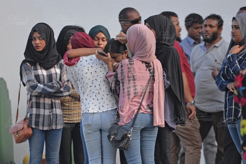 ސެޕްޓެމްބަރު 28ވަނަ ދުވަހުގެ ރޭ ހުޅުމާލޭގައި ކުއްލިގޮތަކަށް މަރުވި ދެ ޒުވާނުން ކަމަށްވާ ތިމަރަފުށީ، ފެހުނު، އަހުމަދު ހާމީން، 21، އަދި ދަފްތަރު ފާތުމަތު ސަމާ، 18، ސެޕްޓެމްބަރު 29 ވަނަ ދުވަހު ވަޅުލުން: ފުލުހުން ވަނީ 4 މީހަކު ހައްޔަރު ކޮއްފައި -- ސަން ފޮޓޯ/ ފަޔާޒު މޫސާ