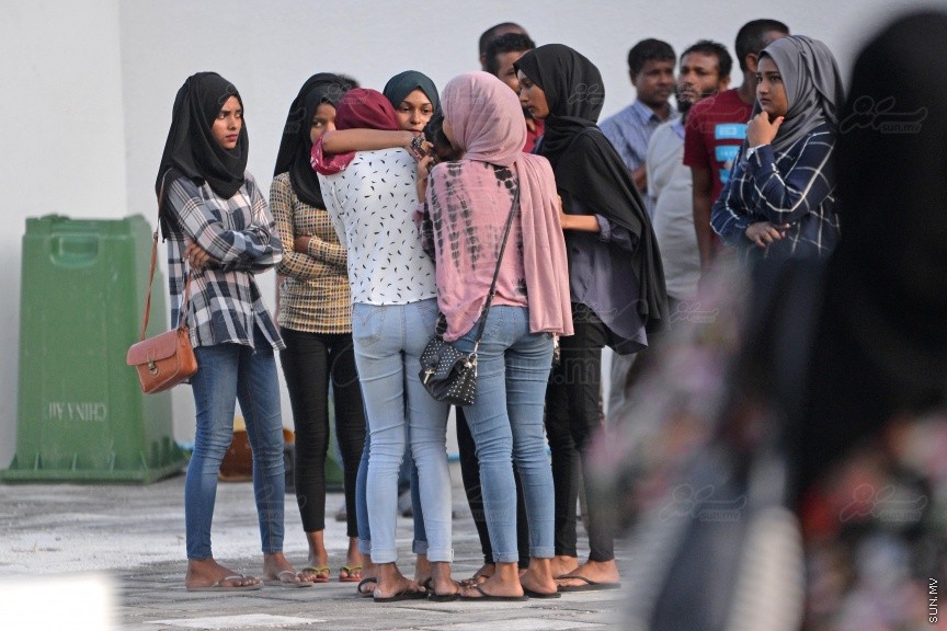 ސެޕްޓެމްބަރު 28ވަނަ ދުވަހުގެ ރޭ ހުޅުމާލޭގައި ކުއްލިގޮތަކަށް މަރުވި ދެ ޒުވާނުން ކަމަށްވާ ތިމަރަފުށީ، ފެހުނު، އަހުމަދު ހާމީން، 21، އަދި ދަފްތަރު ފާތުމަތު ސަމާ، 18، ސެޕްޓެމްބަރު 29 ވަނަ ދުވަހު ވަޅުލުން: ފުލުހުން ވަނީ 4 މީހަކު ހައްޔަރު ކޮއްފައި -- ސަން ފޮޓޯ/ ފަޔާޒު މޫސާ