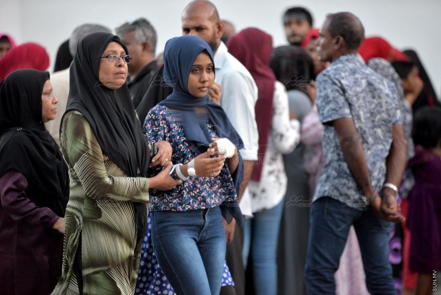ސެޕްޓެމްބަރު 28ވަނަ ދުވަހުގެ ރޭ ހުޅުމާލޭގައި ކުއްލިގޮތަކަށް މަރުވި ދެ ޒުވާނުން ކަމަށްވާ ތިމަރަފުށީ، ފެހުނު، އަހުމަދު ހާމީން، 21، އަދި ދަފްތަރު ފާތުމަތު ސަމާ، 18، ސެޕްޓެމްބަރު 29 ވަނަ ދުވަހު ވަޅުލުން: ފުލުހުން ވަނީ 4 މީހަކު ހައްޔަރު ކޮއްފައި -- ސަން ފޮޓޯ/ ފަޔާޒު މޫސާ