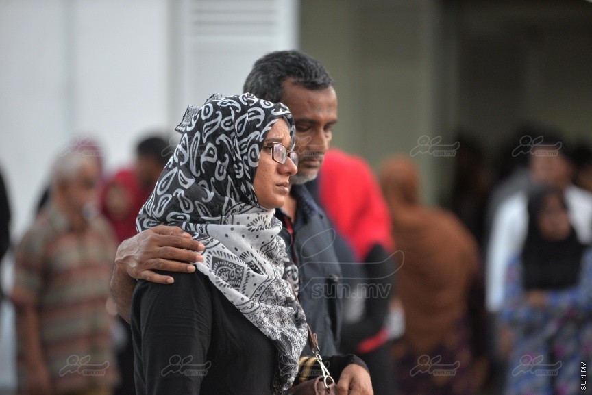ސެޕްޓެމްބަރު 28ވަނަ ދުވަހުގެ ރޭ ހުޅުމާލޭގައި ކުއްލިގޮތަކަށް މަރުވި ދެ ޒުވާނުން ކަމަށްވާ ތިމަރަފުށީ، ފެހުނު، އަހުމަދު ހާމީން، 21، އަދި ދަފްތަރު ފާތުމަތު ސަމާ، 18، ސެޕްޓެމްބަރު 29 ވަނަ ދުވަހު ވަޅުލުން: ފުލުހުން ވަނީ 4 މީހަކު ހައްޔަރު ކޮއްފައި -- ސަން ފޮޓޯ/ ފަޔާޒު މޫސާ