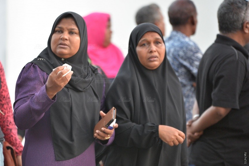 ސެޕްޓެމްބަރު 28ވަނަ ދުވަހުގެ ރޭ ހުޅުމާލޭގައި ކުއްލިގޮތަކަށް މަރުވި ދެ ޒުވާނުން ކަމަށްވާ ތިމަރަފުށީ، ފެހުނު، އަހުމަދު ހާމީން، 21، އަދި ދަފްތަރު ފާތުމަތު ސަމާ، 18، ސެޕްޓެމްބަރު 29 ވަނަ ދުވަހު ވަޅުލުން: ފުލުހުން ވަނީ 4 މީހަކު ހައްޔަރު ކޮއްފައި -- ސަން ފޮޓޯ/ ފަޔާޒު މޫސާ