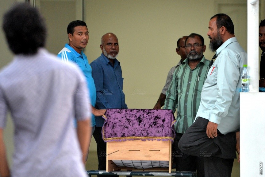 ސެޕްޓެމްބަރު 28ވަނަ ދުވަހުގެ ރޭ ހުޅުމާލޭގައި ކުއްލިގޮތަކަށް މަރުވި ދެ ޒުވާނުން ކަމަށްވާ ތިމަރަފުށީ، ފެހުނު، އަހުމަދު ހާމީން، 21، އަދި ދަފްތަރު ފާތުމަތު ސަމާ، 18، ސެޕްޓެމްބަރު 29 ވަނަ ދުވަހު ވަޅުލުން: ފުލުހުން ވަނީ 4 މީހަކު ހައްޔަރު ކޮއްފައި -- ސަން ފޮޓޯ/ ފަޔާޒު މޫސާ