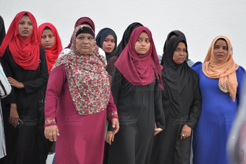 ސެޕްޓެމްބަރު 28ވަނަ ދުވަހުގެ ރޭ ހުޅުމާލޭގައި ކުއްލިގޮތަކަށް މަރުވި ދެ ޒުވާނުން ކަމަށްވާ ތިމަރަފުށީ، ފެހުނު، އަހުމަދު ހާމީން، 21، އަދި ދަފްތަރު ފާތުމަތު ސަމާ، 18، ސެޕްޓެމްބަރު 29 ވަނަ ދުވަހު ވަޅުލުން: ފުލުހުން ވަނީ 4 މީހަކު ހައްޔަރު ކޮއްފައި -- ސަން ފޮޓޯ/ ފަޔާޒު މޫސާ