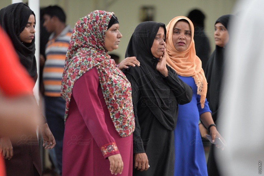 ސެޕްޓެމްބަރު 28ވަނަ ދުވަހުގެ ރޭ ހުޅުމާލޭގައި ކުއްލިގޮތަކަށް މަރުވި ދެ ޒުވާނުން ކަމަށްވާ ތިމަރަފުށީ، ފެހުނު، އަހުމަދު ހާމީން، 21، އަދި ދަފްތަރު ފާތުމަތު ސަމާ، 18، ސެޕްޓެމްބަރު 29 ވަނަ ދުވަހު ވަޅުލުން: ފުލުހުން ވަނީ 4 މީހަކު ހައްޔަރު ކޮއްފައި -- ސަން ފޮޓޯ/ ފަޔާޒު މޫސާ