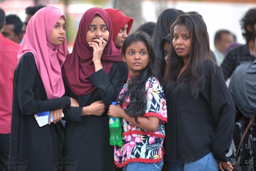 ސެޕްޓެމްބަރު 28ވަނަ ދުވަހުގެ ރޭ ހުޅުމާލޭގައި ކުއްލިގޮތަކަށް މަރުވި ދެ ޒުވާނުން ކަމަށްވާ ތިމަރަފުށީ، ފެހުނު، އަހުމަދު ހާމީން، 21، އަދި ދަފްތަރު ފާތުމަތު ސަމާ، 18، ސެޕްޓެމްބަރު 29 ވަނަ ދުވަހު ވަޅުލުން: ފުލުހުން ވަނީ 4 މީހަކު ހައްޔަރު ކޮއްފައި -- ސަން ފޮޓޯ/ ފަޔާޒު މޫސާ