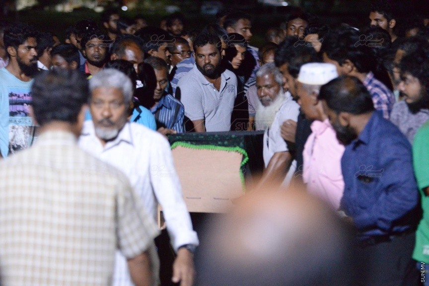 ސެޕްޓެމްބަރު 28ވަނަ ދުވަހުގެ ރޭ ހުޅުމާލޭގައި ކުއްލިގޮތަކަށް މަރުވި ދެ ޒުވާނުން ކަމަށްވާ ތިމަރަފުށީ، ފެހުނު، އަހުމަދު ހާމީން، 21، އަދި ދަފްތަރު ފާތުމަތު ސަމާ، 18، ސެޕްޓެމްބަރު 29 ވަނަ ދުވަހު ވަޅުލުން: ފުލުހުން ވަނީ 4 މީހަކު ހައްޔަރު ކޮއްފައި -- ސަން ފޮޓޯ/ ފަޔާޒު މޫސާ