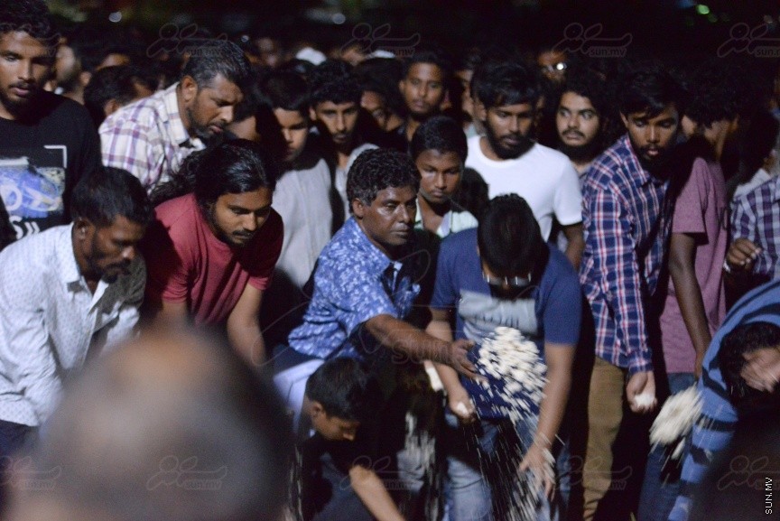 ސެޕްޓެމްބަރު 28ވަނަ ދުވަހުގެ ރޭ ހުޅުމާލޭގައި ކުއްލިގޮތަކަށް މަރުވި ދެ ޒުވާނުން ކަމަށްވާ ތިމަރަފުށީ، ފެހުނު، އަހުމަދު ހާމީން، 21، އަދި ދަފްތަރު ފާތުމަތު ސަމާ، 18، ސެޕްޓެމްބަރު 29 ވަނަ ދުވަހު ވަޅުލުން: ފުލުހުން ވަނީ 4 މީހަކު ހައްޔަރު ކޮއްފައި -- ސަން ފޮޓޯ/ ފަޔާޒު މޫސާ