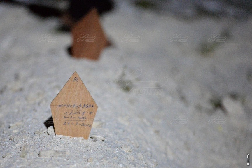 ސެޕްޓެމްބަރު 28ވަނަ ދުވަހުގެ ރޭ ހުޅުމާލޭގައި ކުއްލިގޮތަކަށް މަރުވި ދެ ޒުވާނުން ކަމަށްވާ ތިމަރަފުށީ، ފެހުނު، އަހުމަދު ހާމީން، 21، އަދި ދަފްތަރު ފާތުމަތު ސަމާ، 18، ސެޕްޓެމްބަރު 29 ވަނަ ދުވަހު ވަޅުލުން: ފުލުހުން ވަނީ 4 މީހަކު ހައްޔަރު ކޮއްފައި -- ސަން ފޮޓޯ/ ފަޔާޒު މޫސާ