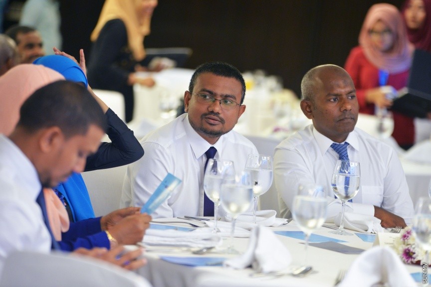 ސެޕްޓެމްބަރ 30، 2017:  އެމްޓީސީސީގެ ހިއްސާދާރުންނަށް ހިއްސާ ގަންނަން ހުޅުވާލުމަށް ޖެން ހޮޓެލްގައި ބޭއްވި ރަސްމިއްޔާތުގެ ތެރެއިން -- ސަން ފޮޓޯ/ ފަޔާޒު މޫސާ