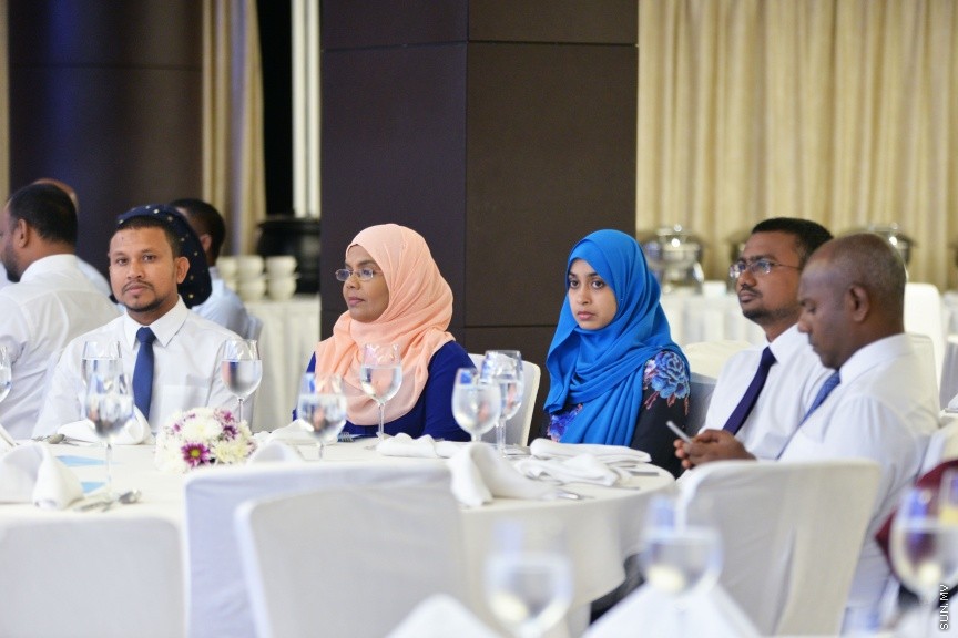 ސެޕްޓެމްބަރ 30، 2017:  އެމްޓީސީސީގެ ހިއްސާދާރުންނަށް ހިއްސާ ގަންނަން ހުޅުވާލުމަށް ޖެން ހޮޓެލްގައި ބޭއްވި ރަސްމިއްޔާތުގެ ތެރެއިން -- ސަން ފޮޓޯ/ ފަޔާޒު މޫސާ