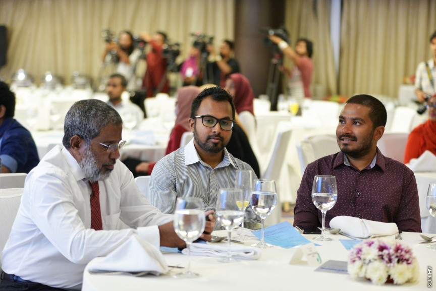 ސެޕްޓެމްބަރ 30، 2017:  އެމްޓީސީސީގެ ހިއްސާދާރުންނަށް ހިއްސާ ގަންނަން ހުޅުވާލުމަށް ޖެން ހޮޓެލްގައި ބޭއްވި ރަސްމިއްޔާތުގެ ތެރެއިން -- ސަން ފޮޓޯ/ ފަޔާޒު މޫސާ