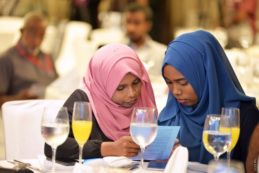 ސެޕްޓެމްބަރ 30، 2017:  އެމްޓީސީސީގެ ހިއްސާދާރުންނަށް ހިއްސާ ގަންނަން ހުޅުވާލުމަށް ޖެން ހޮޓެލްގައި ބޭއްވި ރަސްމިއްޔާތުގެ ތެރެއިން -- ސަން ފޮޓޯ/ ފަޔާޒު މޫސާ