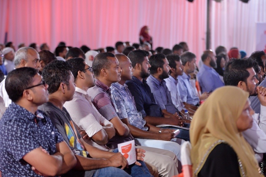 އޮކްޓޯބަރ 1، 2017: ދަރުބާރުގޭގައި ބޭއްވުނު އުރީދޫގެ ފުރަތަމަ އަހަރީ  އާންމު ޖަލްސާގެ ތެރެއިން -- ސަން ފޮޓޯ/ ފަޔާޒު މޫސާ