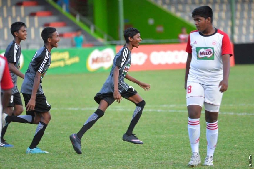 މައިލޯ އިންޓަސުކޫލް ފުޓްބޯޅަ މުބާރާތުގެ ފައިންލް މެޗުގެ ތެރެއިން: އިސްކަންދަރު ސުކޫލާއި އަހްމަދިއްޔާ އިންޓަނޭޝަނަލް ސުކޫލް ބައްދަލުކުރި މެޗު 5-0 އިން ކާމިޔާބް ކުރީ އަހްމަދިއްޔާ---ސަން ފޮޓޯ/ މުހައްމަދު އަފްރާހް 