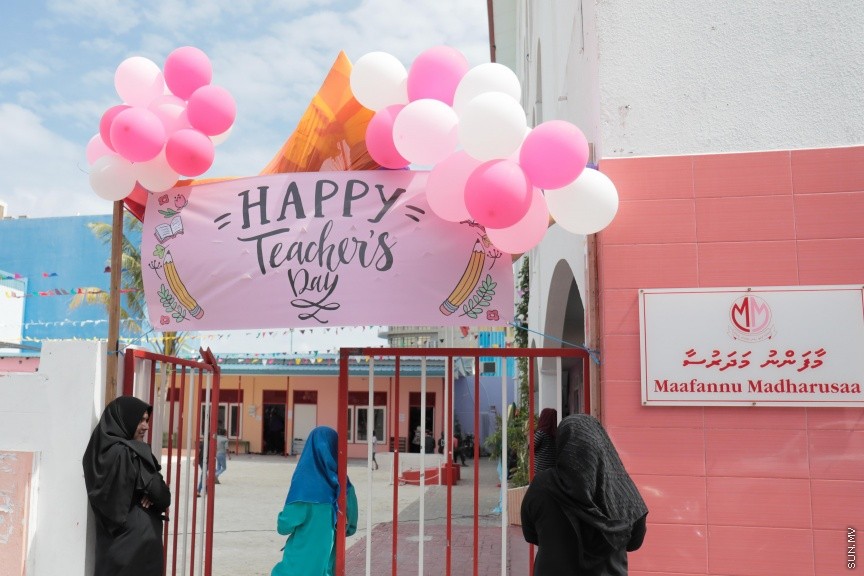 5 އޮކްޓޯބަރު 2017: މިއަދު ފާހަގަކުރާ މުދައްރިސުންގެ ދުވަހުގެ ހަރަކާތްތަކުގެ ތެރެއިން:  ކޮންމެ އަހަރެއްގެ ވެސް އޮކްޓޯބަރު ފަސް ވަނަ ދުވަހު ފާހަގަކުރާ ޓީޗަރުންގެ ދުވަހަކީ މުދައްރިސުން ކުރައްވާ ބުރަ މަސައްކަތް ފާހަގަކޮށް، އެ ފަރާތްތަކަށް ހިތްވަރުދީ، ހިދުމަތަށް ޝުކުރުވެރިވުމަށް ފާހަގަކުރަމުން އަންނަ ދުވަހެއް. މި ދުވަސް ރާއްޖޭގައި ފާހަގަކުރުމުގެ ގޮތުން ޓީޗަރުންނަށް އެކި މުބާރާތްތައް ހިންގަމުންދާއިރު ދަރިވަރުން ވަނީ ޓީޗަރުންނަށް މަލާ ހަދިޔާ ދީފައި ---ސަން ފޮޓޯ/ މުހައްމަދު އަފްރާހް 