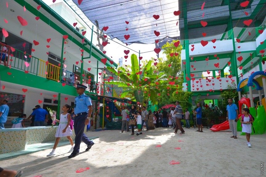 5 އޮކްޓޯބަރު 2017: މިއަދު ފާހަގަކުރާ މުދައްރިސުންގެ ދުވަހުގެ ހަރަކާތްތަކުގެ ތެރެއިން:  ކޮންމެ އަހަރެއްގެ ވެސް އޮކްޓޯބަރު ފަސް ވަނަ ދުވަހު ފާހަގަކުރާ ޓީޗަރުންގެ ދުވަހަކީ މުދައްރިސުން ކުރައްވާ ބުރަ މަސައްކަތް ފާހަގަކޮށް، އެ ފަރާތްތަކަށް ހިތްވަރުދީ، ހިދުމަތަށް ޝުކުރުވެރިވުމަށް ފާހަގަކުރަމުން އަންނަ ދުވަހެއް. މި ދުވަސް ރާއްޖޭގައި ފާހަގަކުރުމުގެ ގޮތުން ޓީޗަރުންނަށް އެކި މުބާރާތްތައް ހިންގަމުންދާއިރު ދަރިވަރުން ވަނީ ޓީޗަރުންނަށް މަލާ ހަދިޔާ ދީފައި ---ސަން ފޮޓޯ/ މުހައްމަދު އަފްރާހް 