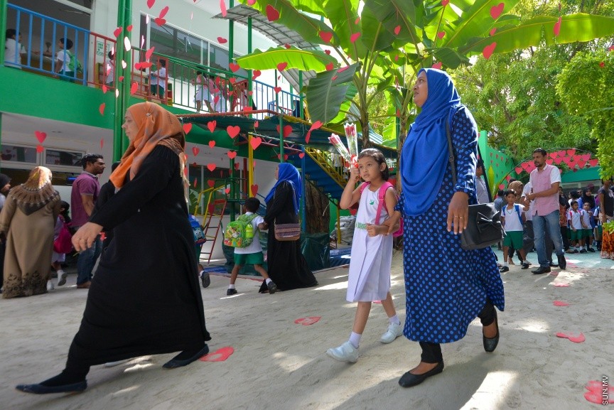 5 އޮކްޓޯބަރު 2017: މިއަދު ފާހަގަކުރާ މުދައްރިސުންގެ ދުވަހުގެ ހަރަކާތްތަކުގެ ތެރެއިން:  ކޮންމެ އަހަރެއްގެ ވެސް އޮކްޓޯބަރު ފަސް ވަނަ ދުވަހު ފާހަގަކުރާ ޓީޗަރުންގެ ދުވަހަކީ މުދައްރިސުން ކުރައްވާ ބުރަ މަސައްކަތް ފާހަގަކޮށް، އެ ފަރާތްތަކަށް ހިތްވަރުދީ، ހިދުމަތަށް ޝުކުރުވެރިވުމަށް ފާހަގަކުރަމުން އަންނަ ދުވަހެއް. މި ދުވަސް ރާއްޖޭގައި ފާހަގަކުރުމުގެ ގޮތުން ޓީޗަރުންނަށް އެކި މުބާރާތްތައް ހިންގަމުންދާއިރު ދަރިވަރުން ވަނީ ޓީޗަރުންނަށް މަލާ ހަދިޔާ ދީފައި ---ސަން ފޮޓޯ/ މުހައްމަދު އަފްރާހް 
