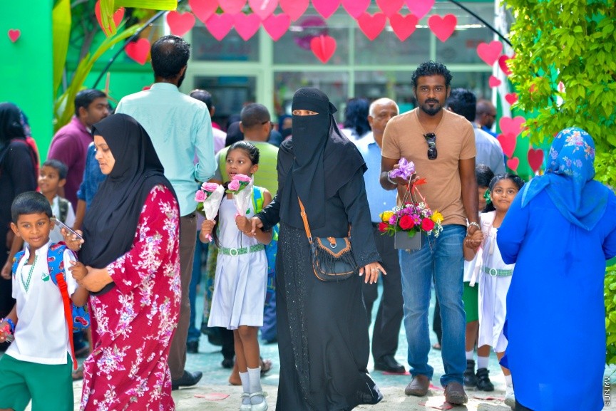 5 އޮކްޓޯބަރު 2017: މިއަދު ފާހަގަކުރާ މުދައްރިސުންގެ ދުވަހުގެ ހަރަކާތްތަކުގެ ތެރެއިން:  ކޮންމެ އަހަރެއްގެ ވެސް އޮކްޓޯބަރު ފަސް ވަނަ ދުވަހު ފާހަގަކުރާ ޓީޗަރުންގެ ދުވަހަކީ މުދައްރިސުން ކުރައްވާ ބުރަ މަސައްކަތް ފާހަގަކޮށް، އެ ފަރާތްތަކަށް ހިތްވަރުދީ، ހިދުމަތަށް ޝުކުރުވެރިވުމަށް ފާހަގަކުރަމުން އަންނަ ދުވަހެއް. މި ދުވަސް ރާއްޖޭގައި ފާހަގަކުރުމުގެ ގޮތުން ޓީޗަރުންނަށް އެކި މުބާރާތްތައް ހިންގަމުންދާއިރު ދަރިވަރުން ވަނީ ޓީޗަރުންނަށް މަލާ ހަދިޔާ ދީފައި ---ސަން ފޮޓޯ/ މުހައްމަދު އަފްރާހް 