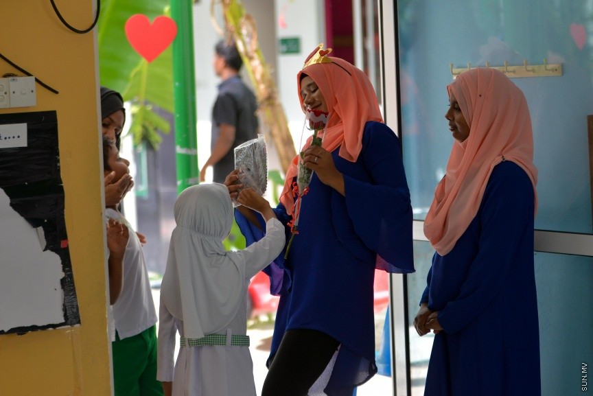 5 އޮކްޓޯބަރު 2017: މިއަދު ފާހަގަކުރާ މުދައްރިސުންގެ ދުވަހުގެ ހަރަކާތްތަކުގެ ތެރެއިން:  ކޮންމެ އަހަރެއްގެ ވެސް އޮކްޓޯބަރު ފަސް ވަނަ ދުވަހު ފާހަގަކުރާ ޓީޗަރުންގެ ދުވަހަކީ މުދައްރިސުން ކުރައްވާ ބުރަ މަސައްކަތް ފާހަގަކޮށް، އެ ފަރާތްތަކަށް ހިތްވަރުދީ، ހިދުމަތަށް ޝުކުރުވެރިވުމަށް ފާހަގަކުރަމުން އަންނަ ދުވަހެއް. މި ދުވަސް ރާއްޖޭގައި ފާހަގަކުރުމުގެ ގޮތުން ޓީޗަރުންނަށް އެކި މުބާރާތްތައް ހިންގަމުންދާއިރު ދަރިވަރުން ވަނީ ޓީޗަރުންނަށް މަލާ ހަދިޔާ ދީފައި ---ސަން ފޮޓޯ/ މުހައްމަދު އަފްރާހް 