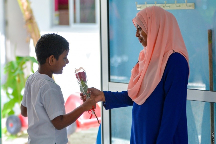 5 އޮކްޓޯބަރު 2017: މިއަދު ފާހަގަކުރާ މުދައްރިސުންގެ ދުވަހުގެ ހަރަކާތްތަކުގެ ތެރެއިން:  ކޮންމެ އަހަރެއްގެ ވެސް އޮކްޓޯބަރު ފަސް ވަނަ ދުވަހު ފާހަގަކުރާ ޓީޗަރުންގެ ދުވަހަކީ މުދައްރިސުން ކުރައްވާ ބުރަ މަސައްކަތް ފާހަގަކޮށް، އެ ފަރާތްތަކަށް ހިތްވަރުދީ، ހިދުމަތަށް ޝުކުރުވެރިވުމަށް ފާހަގަކުރަމުން އަންނަ ދުވަހެއް. މި ދުވަސް ރާއްޖޭގައި ފާހަގަކުރުމުގެ ގޮތުން ޓީޗަރުންނަށް އެކި މުބާރާތްތައް ހިންގަމުންދާއިރު ދަރިވަރުން ވަނީ ޓީޗަރުންނަށް މަލާ ހަދިޔާ ދީފައި ---ސަން ފޮޓޯ/ މުހައްމަދު އަފްރާހް 