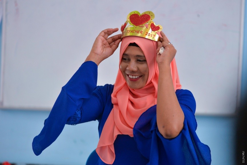5 އޮކްޓޯބަރު 2017: މިއަދު ފާހަގަކުރާ މުދައްރިސުންގެ ދުވަހުގެ ހަރަކާތްތަކުގެ ތެރެއިން:  ކޮންމެ އަހަރެއްގެ ވެސް އޮކްޓޯބަރު ފަސް ވަނަ ދުވަހު ފާހަގަކުރާ ޓީޗަރުންގެ ދުވަހަކީ މުދައްރިސުން ކުރައްވާ ބުރަ މަސައްކަތް ފާހަގަކޮށް، އެ ފަރާތްތަކަށް ހިތްވަރުދީ، ހިދުމަތަށް ޝުކުރުވެރިވުމަށް ފާހަގަކުރަމުން އަންނަ ދުވަހެއް. މި ދުވަސް ރާއްޖޭގައި ފާހަގަކުރުމުގެ ގޮތުން ޓީޗަރުންނަށް އެކި މުބާރާތްތައް ހިންގަމުންދާއިރު ދަރިވަރުން ވަނީ ޓީޗަރުންނަށް މަލާ ހަދިޔާ ދީފައި ---ސަން ފޮޓޯ/ މުހައްމަދު އަފްރާހް 