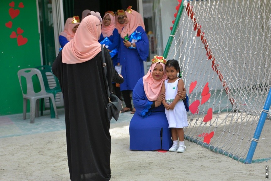 5 އޮކްޓޯބަރު 2017: މިއަދު ފާހަގަކުރާ މުދައްރިސުންގެ ދުވަހުގެ ހަރަކާތްތަކުގެ ތެރެއިން:  ކޮންމެ އަހަރެއްގެ ވެސް އޮކްޓޯބަރު ފަސް ވަނަ ދުވަހު ފާހަގަކުރާ ޓީޗަރުންގެ ދުވަހަކީ މުދައްރިސުން ކުރައްވާ ބުރަ މަސައްކަތް ފާހަގަކޮށް، އެ ފަރާތްތަކަށް ހިތްވަރުދީ، ހިދުމަތަށް ޝުކުރުވެރިވުމަށް ފާހަގަކުރަމުން އަންނަ ދުވަހެއް. މި ދުވަސް ރާއްޖޭގައި ފާހަގަކުރުމުގެ ގޮތުން ޓީޗަރުންނަށް އެކި މުބާރާތްތައް ހިންގަމުންދާއިރު ދަރިވަރުން ވަނީ ޓީޗަރުންނަށް މަލާ ހަދިޔާ ދީފައި ---ސަން ފޮޓޯ/ މުހައްމަދު އަފްރާހް 