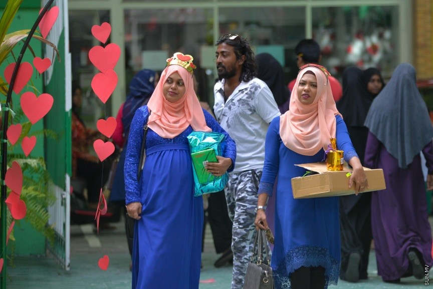5 އޮކްޓޯބަރު 2017: މިއަދު ފާހަގަކުރާ މުދައްރިސުންގެ ދުވަހުގެ ހަރަކާތްތަކުގެ ތެރެއިން:  ކޮންމެ އަހަރެއްގެ ވެސް އޮކްޓޯބަރު ފަސް ވަނަ ދުވަހު ފާހަގަކުރާ ޓީޗަރުންގެ ދުވަހަކީ މުދައްރިސުން ކުރައްވާ ބުރަ މަސައްކަތް ފާހަގަކޮށް، އެ ފަރާތްތަކަށް ހިތްވަރުދީ، ހިދުމަތަށް ޝުކުރުވެރިވުމަށް ފާހަގަކުރަމުން އަންނަ ދުވަހެއް. މި ދުވަސް ރާއްޖޭގައި ފާހަގަކުރުމުގެ ގޮތުން ޓީޗަރުންނަށް އެކި މުބާރާތްތައް ހިންގަމުންދާއިރު ދަރިވަރުން ވަނީ ޓީޗަރުންނަށް މަލާ ހަދިޔާ ދީފައި ---ސަން ފޮޓޯ/ މުހައްމަދު އަފްރާހް 