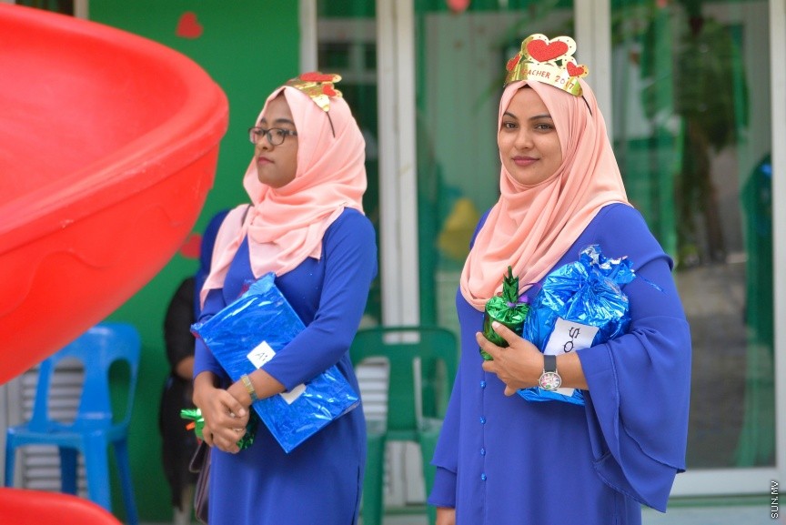 5 އޮކްޓޯބަރު 2017: މިއަދު ފާހަގަކުރާ މުދައްރިސުންގެ ދުވަހުގެ ހަރަކާތްތަކުގެ ތެރެއިން:  ކޮންމެ އަހަރެއްގެ ވެސް އޮކްޓޯބަރު ފަސް ވަނަ ދުވަހު ފާހަގަކުރާ ޓީޗަރުންގެ ދުވަހަކީ މުދައްރިސުން ކުރައްވާ ބުރަ މަސައްކަތް ފާހަގަކޮށް، އެ ފަރާތްތަކަށް ހިތްވަރުދީ، ހިދުމަތަށް ޝުކުރުވެރިވުމަށް ފާހަގަކުރަމުން އަންނަ ދުވަހެއް. މި ދުވަސް ރާއްޖޭގައި ފާހަގަކުރުމުގެ ގޮތުން ޓީޗަރުންނަށް އެކި މުބާރާތްތައް ހިންގަމުންދާއިރު ދަރިވަރުން ވަނީ ޓީޗަރުންނަށް މަލާ ހަދިޔާ ދީފައި ---ސަން ފޮޓޯ/ މުހައްމަދު އަފްރާހް 