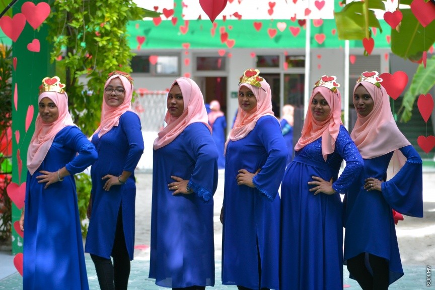 5 އޮކްޓޯބަރު 2017: މިއަދު ފާހަގަކުރާ މުދައްރިސުންގެ ދުވަހުގެ ހަރަކާތްތަކުގެ ތެރެއިން:  ކޮންމެ އަހަރެއްގެ ވެސް އޮކްޓޯބަރު ފަސް ވަނަ ދުވަހު ފާހަގަކުރާ ޓީޗަރުންގެ ދުވަހަކީ މުދައްރިސުން ކުރައްވާ ބުރަ މަސައްކަތް ފާހަގަކޮށް، އެ ފަރާތްތަކަށް ހިތްވަރުދީ، ހިދުމަތަށް ޝުކުރުވެރިވުމަށް ފާހަގަކުރަމުން އަންނަ ދުވަހެއް. މި ދުވަސް ރާއްޖޭގައި ފާހަގަކުރުމުގެ ގޮތުން ޓީޗަރުންނަށް އެކި މުބާރާތްތައް ހިންގަމުންދާއިރު ދަރިވަރުން ވަނީ ޓީޗަރުންނަށް މަލާ ހަދިޔާ ދީފައި ---ސަން ފޮޓޯ/ މުހައްމަދު އަފްރާހް 