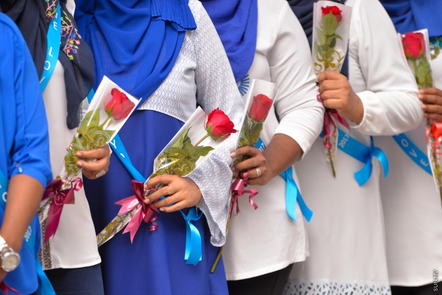 5 އޮކްޓޯބަރު 2017: މިއަދު ފާހަގަކުރާ މުދައްރިސުންގެ ދުވަހުގެ ހަރަކާތްތަކުގެ ތެރެއިން:  ކޮންމެ އަހަރެއްގެ ވެސް އޮކްޓޯބަރު ފަސް ވަނަ ދުވަހު ފާހަގަކުރާ ޓީޗަރުންގެ ދުވަހަކީ މުދައްރިސުން ކުރައްވާ ބުރަ މަސައްކަތް ފާހަގަކޮށް، އެ ފަރާތްތަކަށް ހިތްވަރުދީ، ހިދުމަތަށް ޝުކުރުވެރިވުމަށް ފާހަގަކުރަމުން އަންނަ ދުވަހެއް. މި ދުވަސް ރާއްޖޭގައި ފާހަގަކުރުމުގެ ގޮތުން ޓީޗަރުންނަށް އެކި މުބާރާތްތައް ހިންގަމުންދާއިރު ދަރިވަރުން ވަނީ ޓީޗަރުންނަށް މަލާ ހަދިޔާ ދީފައި ---ސަން ފޮޓޯ/ މުހައްމަދު އަފްރާހް 